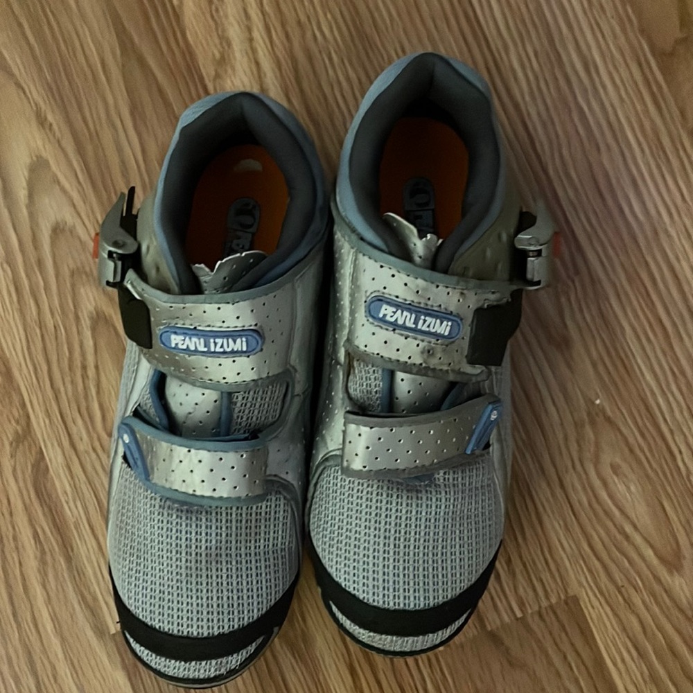 Pearl iZUMi cleats for cycling, no hardware included. Size 6.5 used a few times.